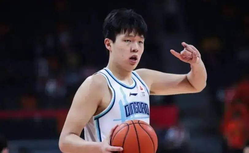 包含今晨托特纳姆调整名单以备CBA常规赛；伤情更新环节打磨；气氛紧张；训练强度明显提升的词条