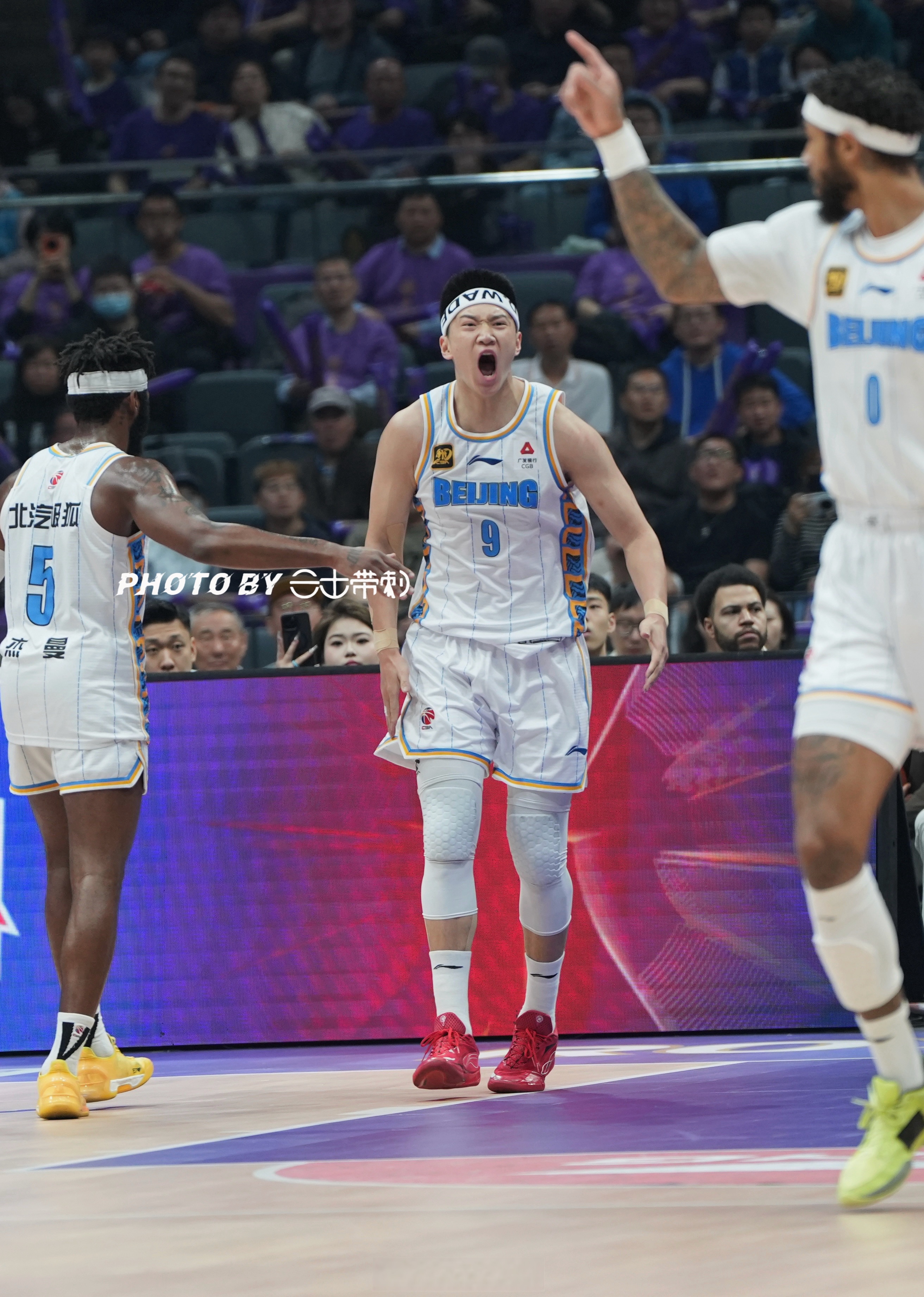 包含今晨托特纳姆调整名单以备CBA常规赛；伤情更新环节打磨；气氛紧张；训练强度明显提升的词条