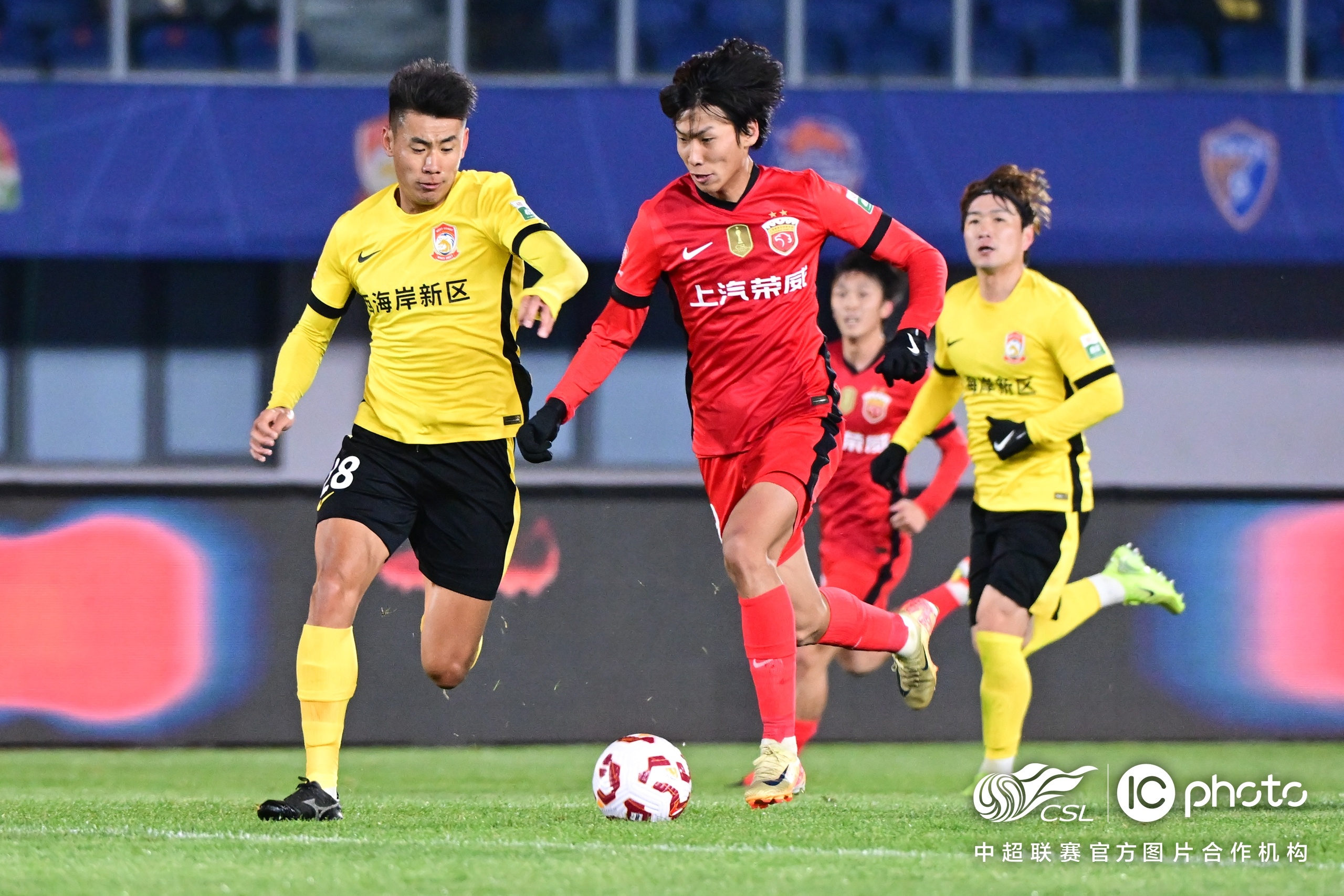 中超窗口期走向成谜,上海海港远射贴柱,悬念犹存,资深球员宣示担当(上海海港最新消息) 中超窗口期走向成谜,上海海港远射贴柱,悬念犹存,资深球员宣示担当(上海海港最新消息)