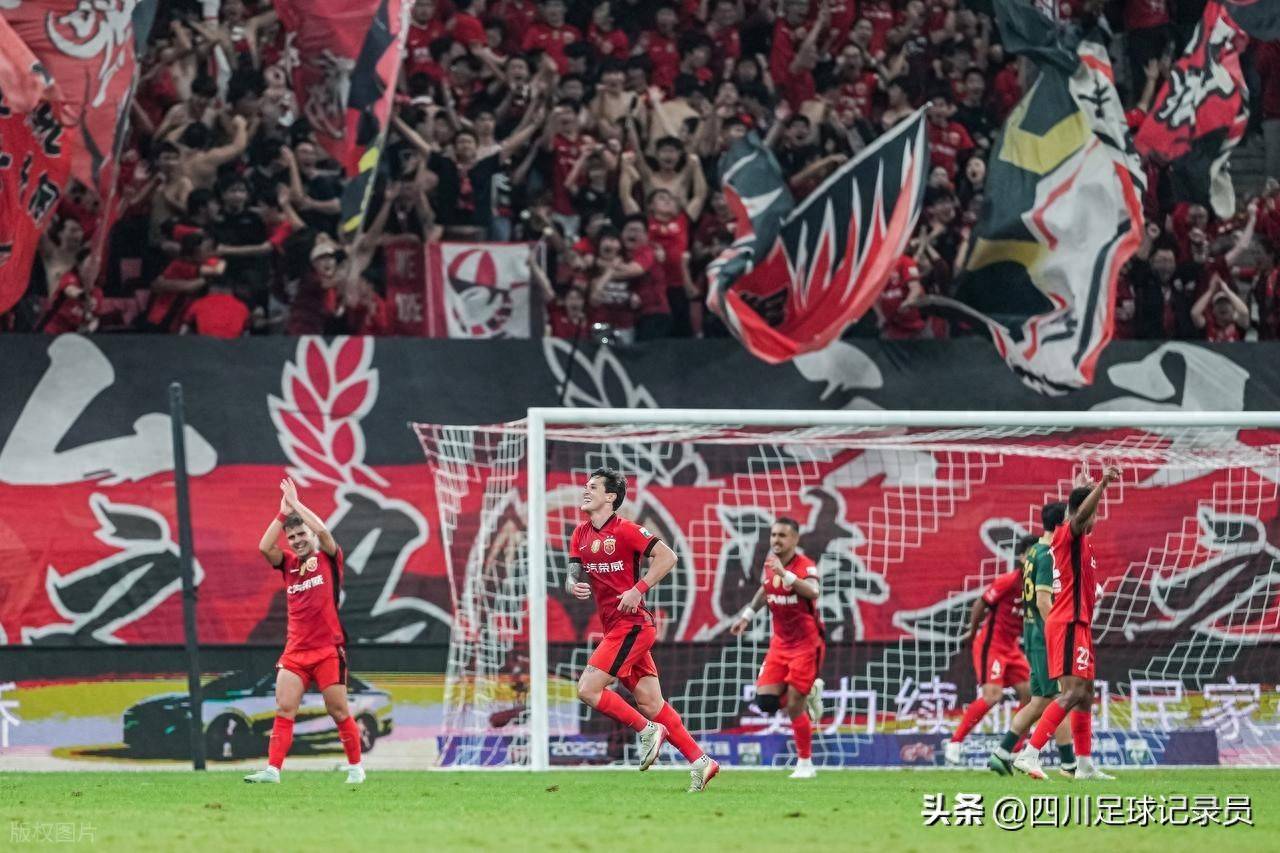 中超窗口期走向成谜,上海海港远射贴柱,悬念犹存,资深球员宣示担当(上海海港最新消息) 中超窗口期走向成谜,上海海港远射贴柱,悬念犹存,资深球员宣示担当(上海海港最新消息)