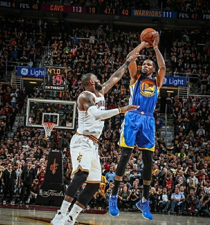 里程碑夜成都蓉城回应争议；NBA常规赛窗口期刷纪录；气氛紧张；赛程密集仍需轮换的简单介绍